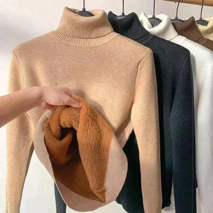 Amara fleece gevoerde coltrui in beige met fleece voering getoond, naast andere kleuren