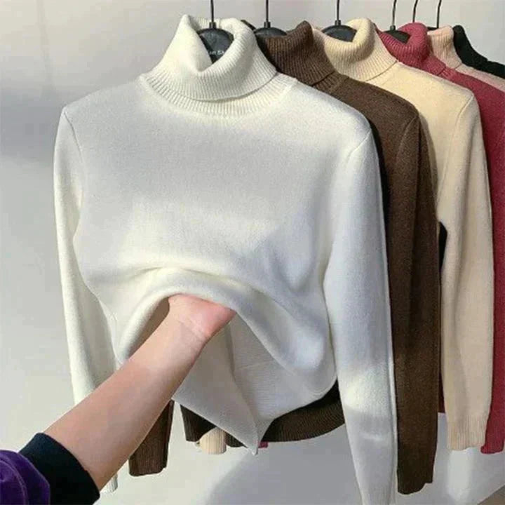 Amara fleece gevoerde coltrui in wit met fleece voering getoond, naast bruin, beige en roze