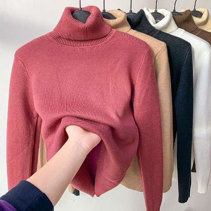 Amara fleece gevoerde coltrui in rood, naast beige, zwart en wit varianten