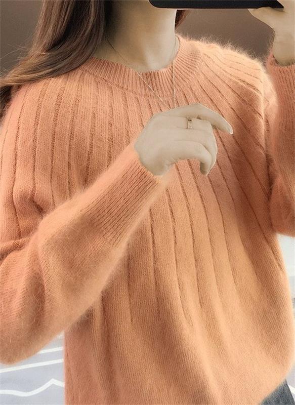 Amber oranje geribbelde trui met ronde hals, close-up vooraanzicht