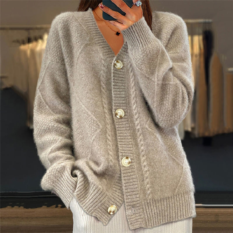 Britt gebreid vest met V-hals in beige, close-up knopen