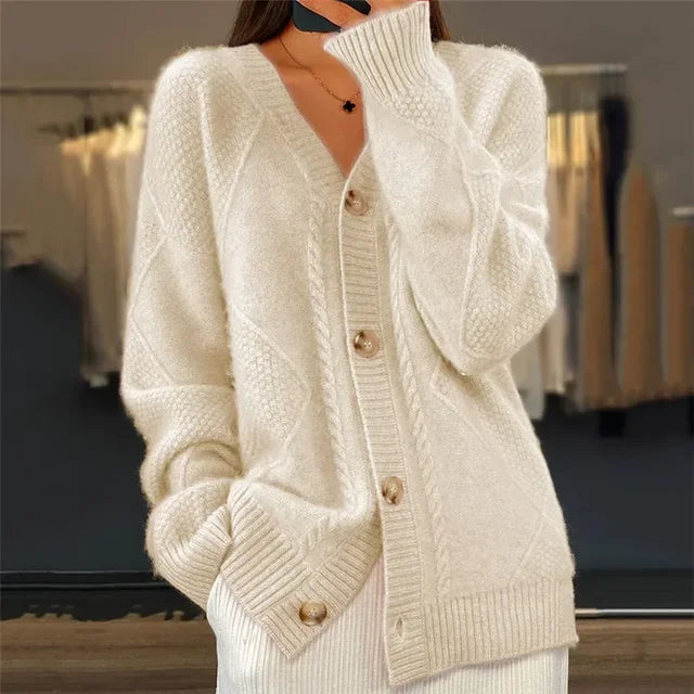 Charlotte gebreide V-hals cardigan met knopen, vooraanzicht in gebroken wit