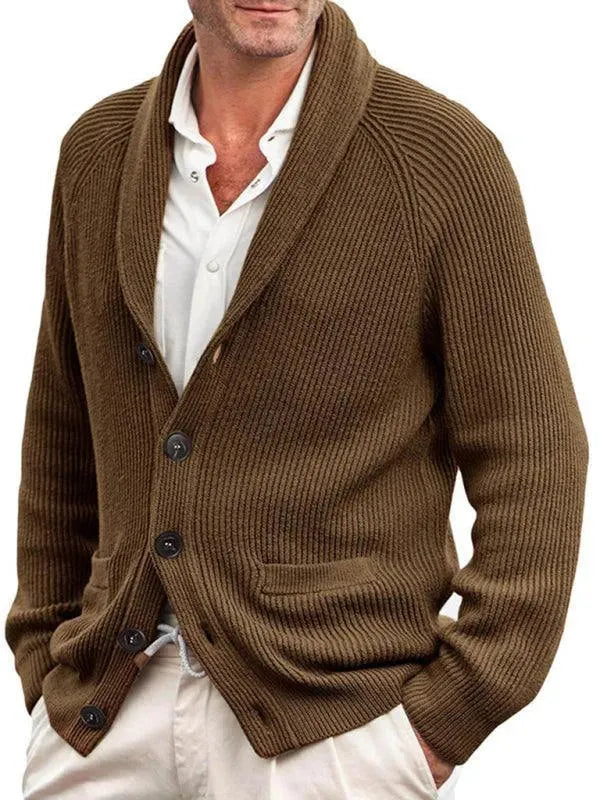 Daan bruine sjaalkraag cardigan gedragen door model, vooraanzicht