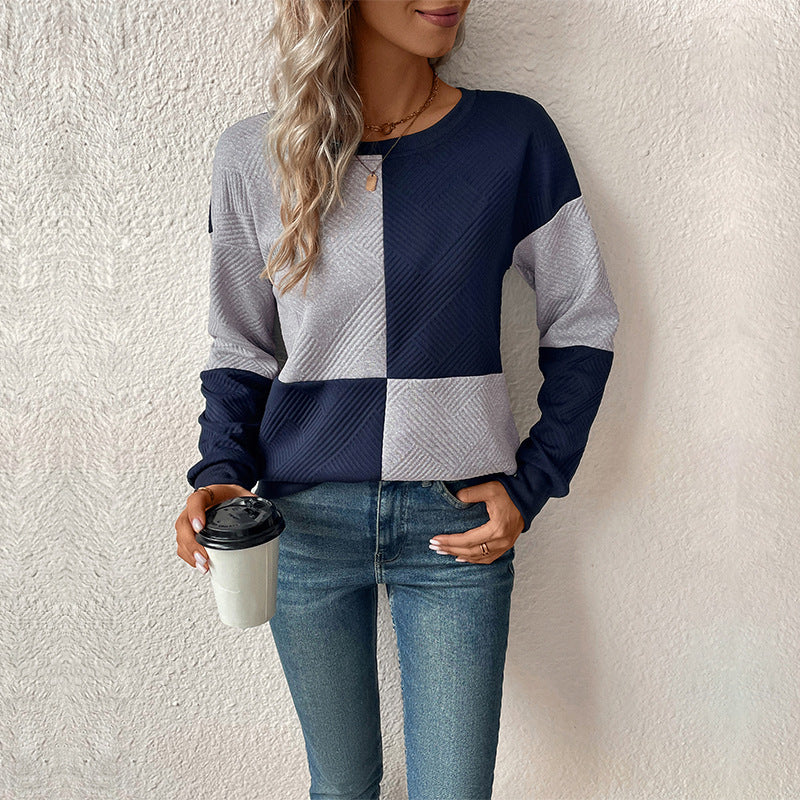 Danique geometrisch colorblock sweater in marineblauw en grijs, close-up vooraanzicht