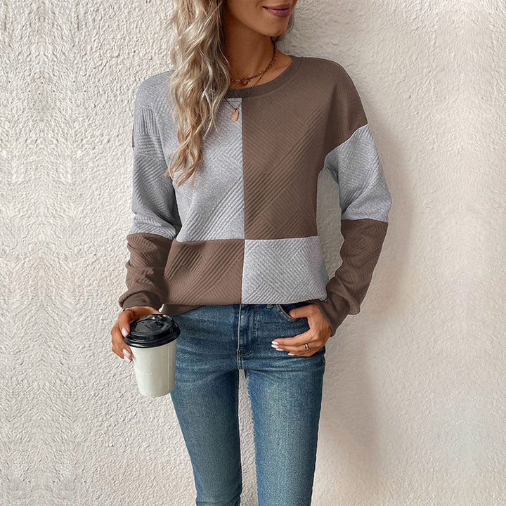 Danique geometrisch colorblock sweater in bruin en grijs, close-up vooraanzicht
