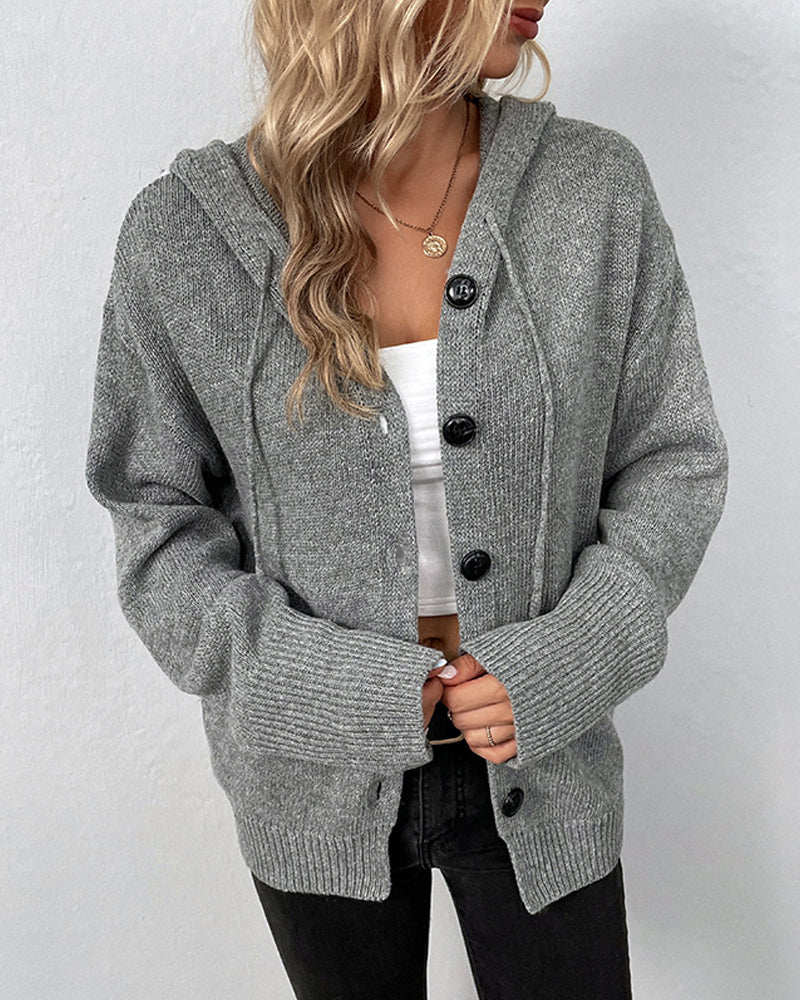 Femke grijs gebreid vest met capuchon, close-up knoopsluiting