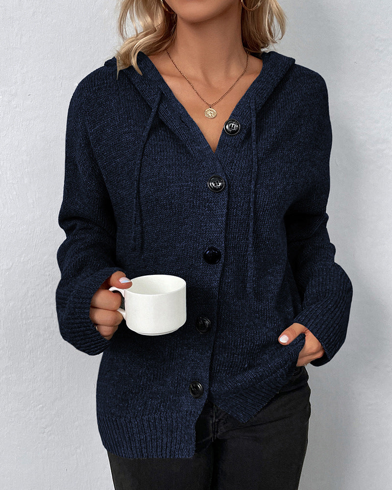 Femke marineblauw gebreid vest met capuchon en knopen, vooraanzicht