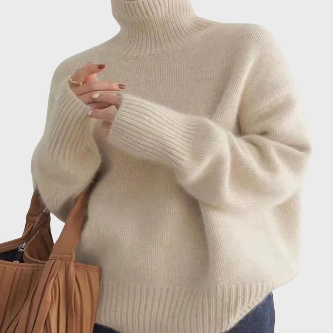 Fenna oversized coltrui in beige, close-up vooraanzicht