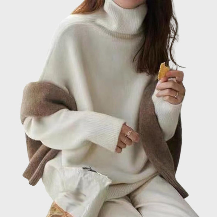 Fenna oversized coltrui in wit, gedragen met tas