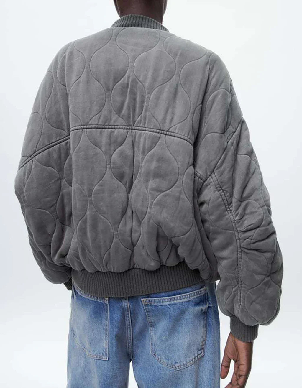 Model draagt Fenna bomberjack, achteraanzicht met ribgebreide boorden