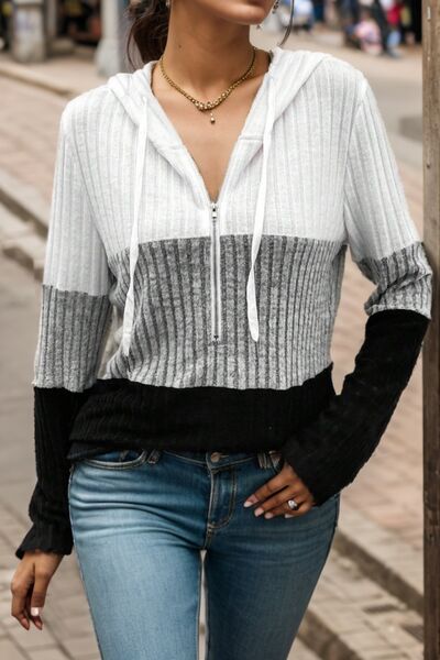 Fenna colorblock sweater met capuchon en halve rits, vooraanzicht met sieraden