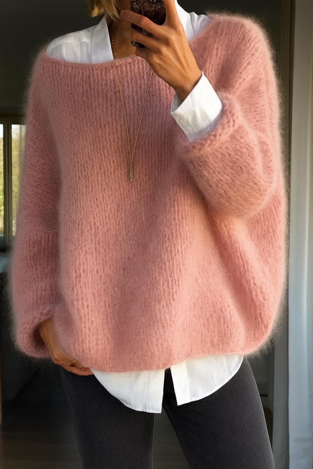 Fenne oversized grofgebreide trui in roze, vooraanzicht met witte blouse eronder