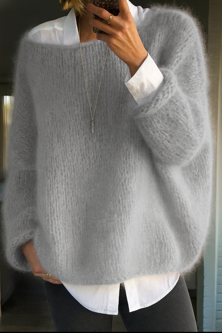 Fenne oversized grofgebreide trui in grijs, vooraanzicht met witte blouse eronder