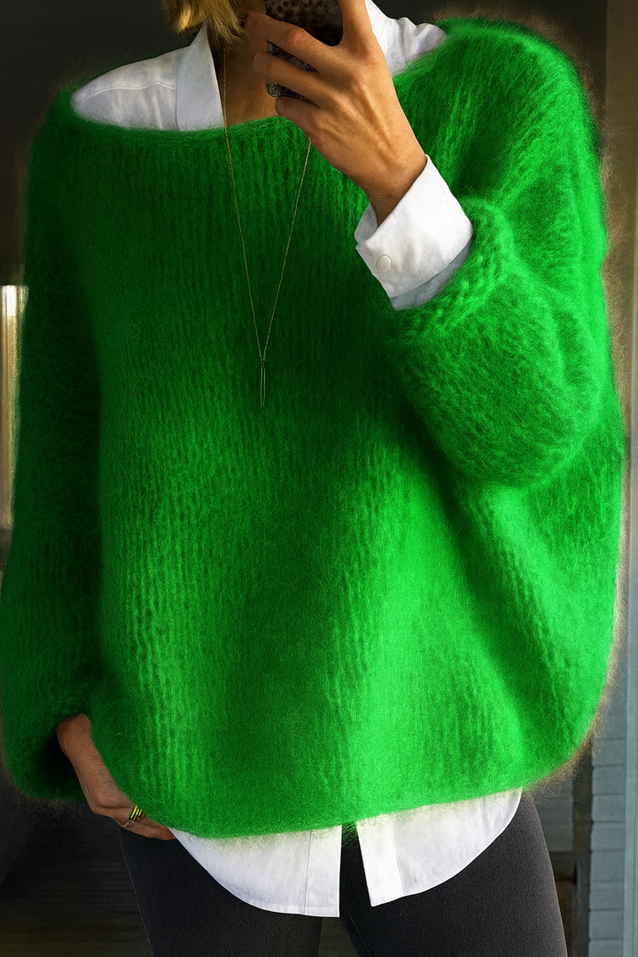 Fenne oversized grofgebreide trui in groen, vooraanzicht met witte blouse eronder