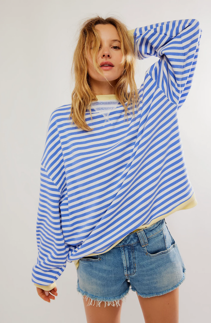 Fien gestreepte oversized sweater in blauw en wit, vooraanzicht
