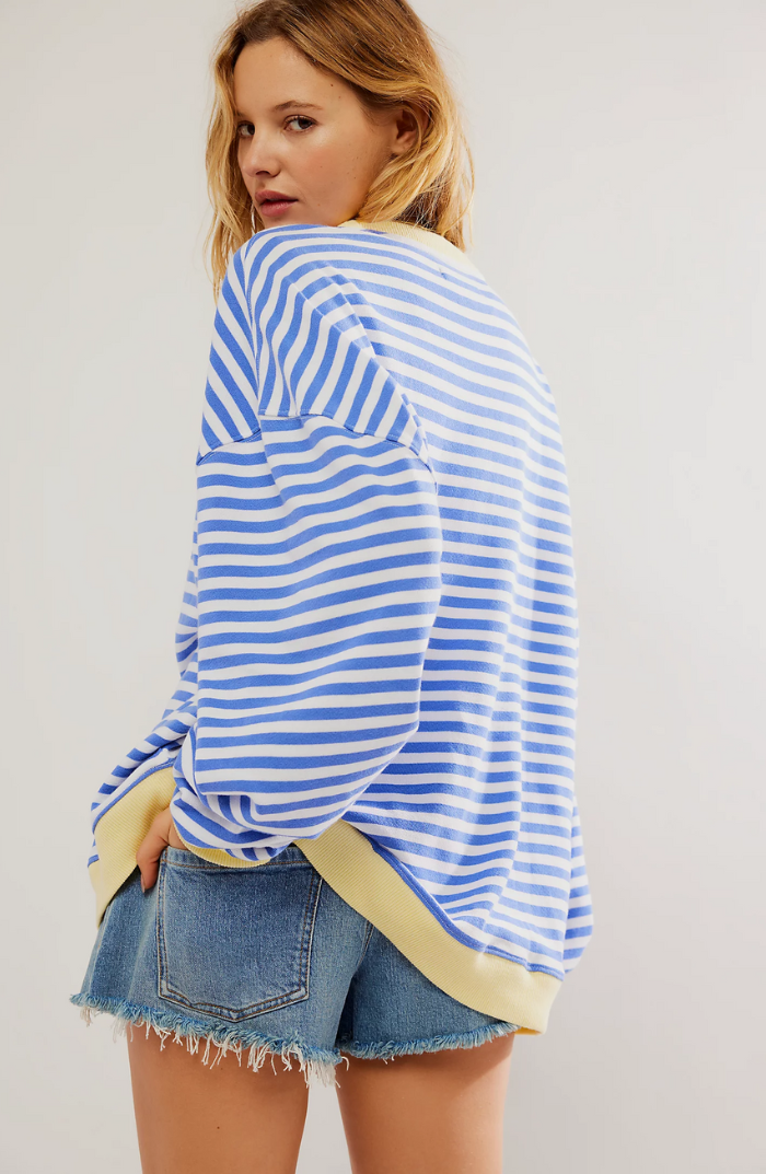 Fien gestreepte oversized sweater in blauw en wit, achteraanzicht