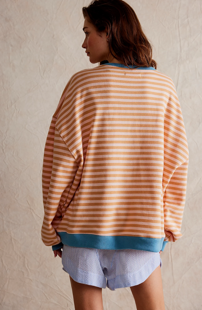 Fien gestreepte oversized sweater in oranje en wit, achteraanzicht gedragen met short
