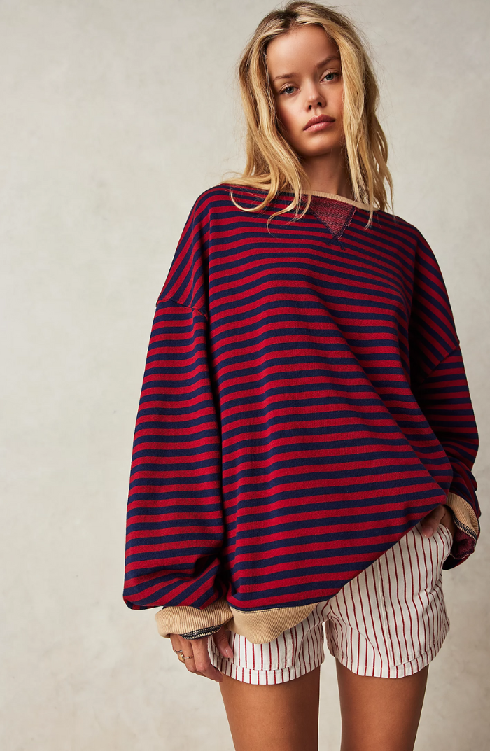 Fien gestreepte oversized sweater in donkerblauw en rood, vooraanzicht