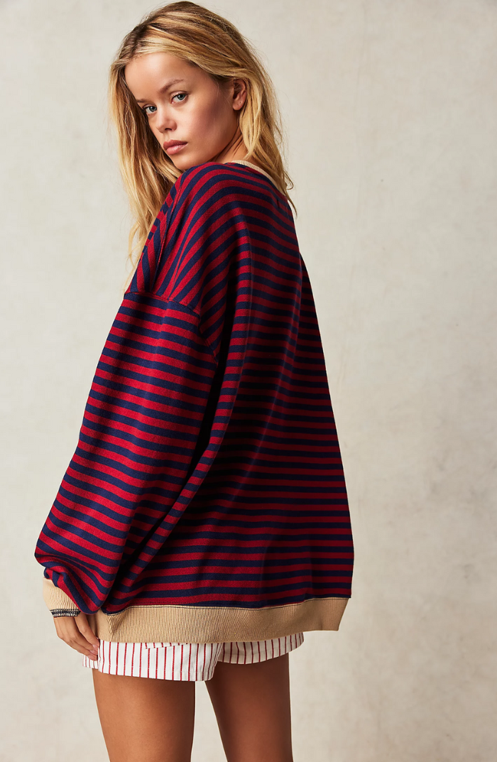 Fien gestreepte oversized sweater in donkerblauw en rood, achteraanzicht