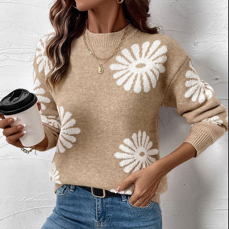 Fleur bloemenprint trui, close-up met sieraden en kopje koffie