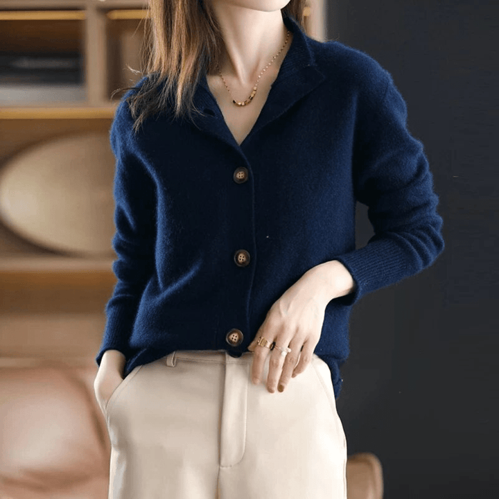 Fleur gebreid vest met reverskraag in donkerblauw, detailweergave