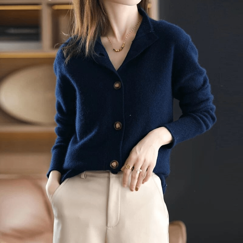 Fleur gebreid vest met reverskraag in donkerblauw, vooraanzicht