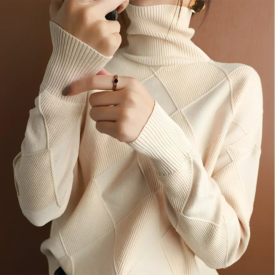 Iris gebreide coltrui in beige, detail van diamantpatroon en manchet