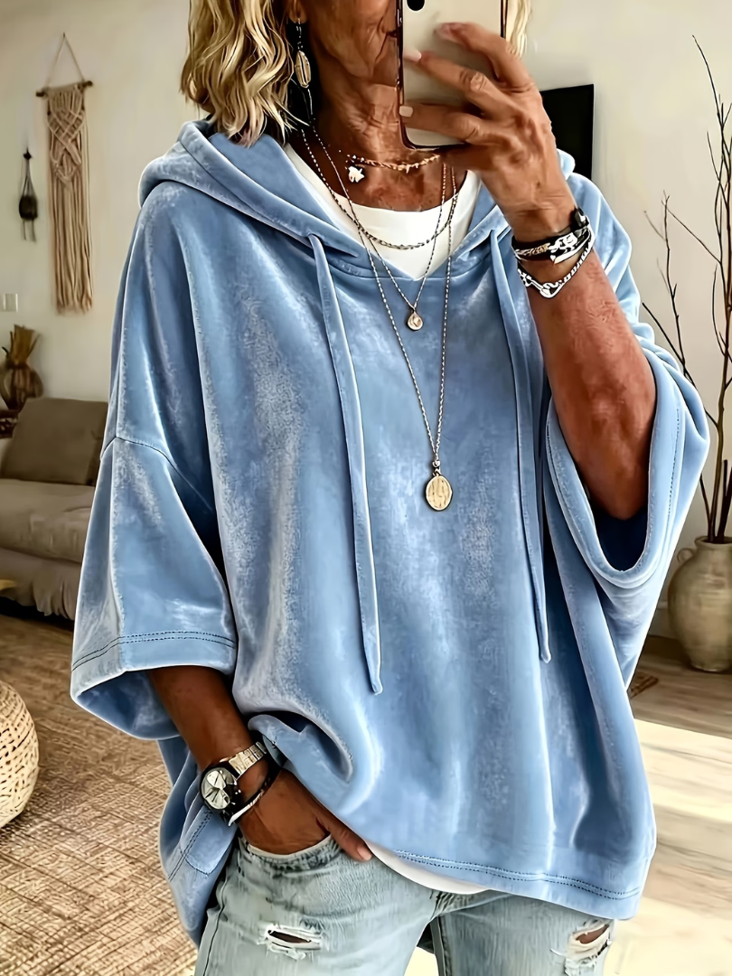 Iris oversized capuchon trui in lichtblauw, vooraanzicht