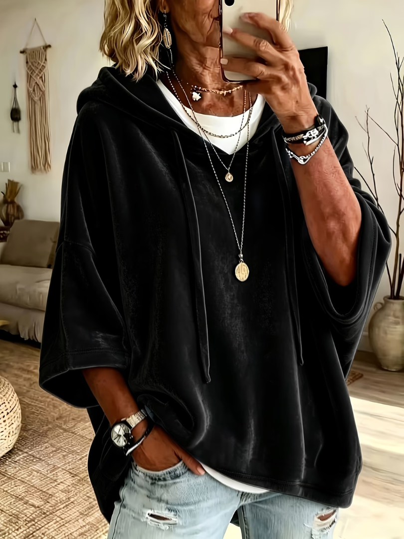 Iris oversized capuchon trui in zwart, vooraanzicht