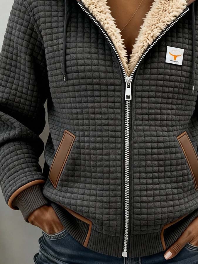 Isabel gevoerd vest met handen in zakken, close-up vooraanzicht