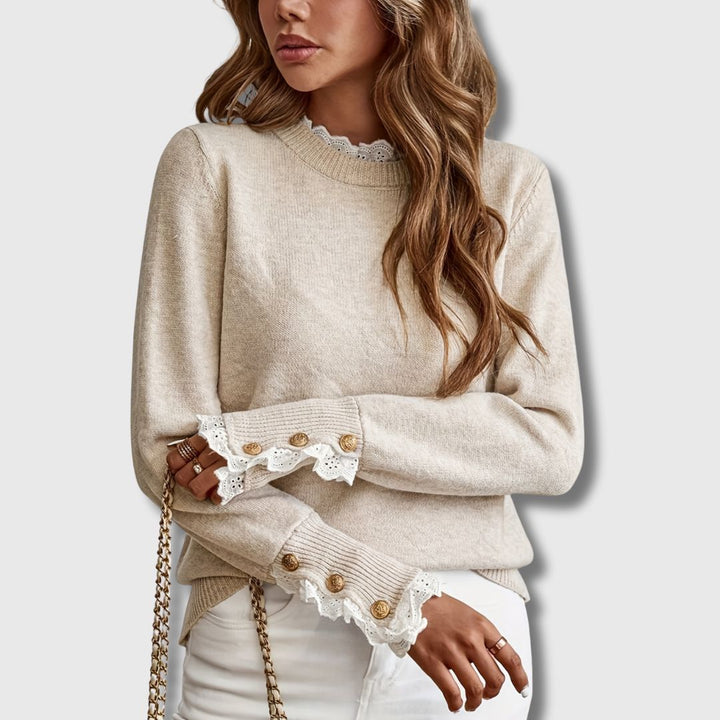 Josefien knoop manchet pullover, gedragen met tas, zijaanzicht