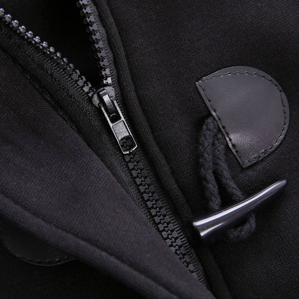 Close-up van de rits en hoornknoop sluiting van de duffelcoat