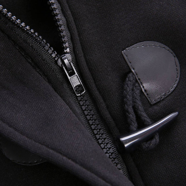 Close-up van de rits en hoornknoop sluiting van de duffelcoat