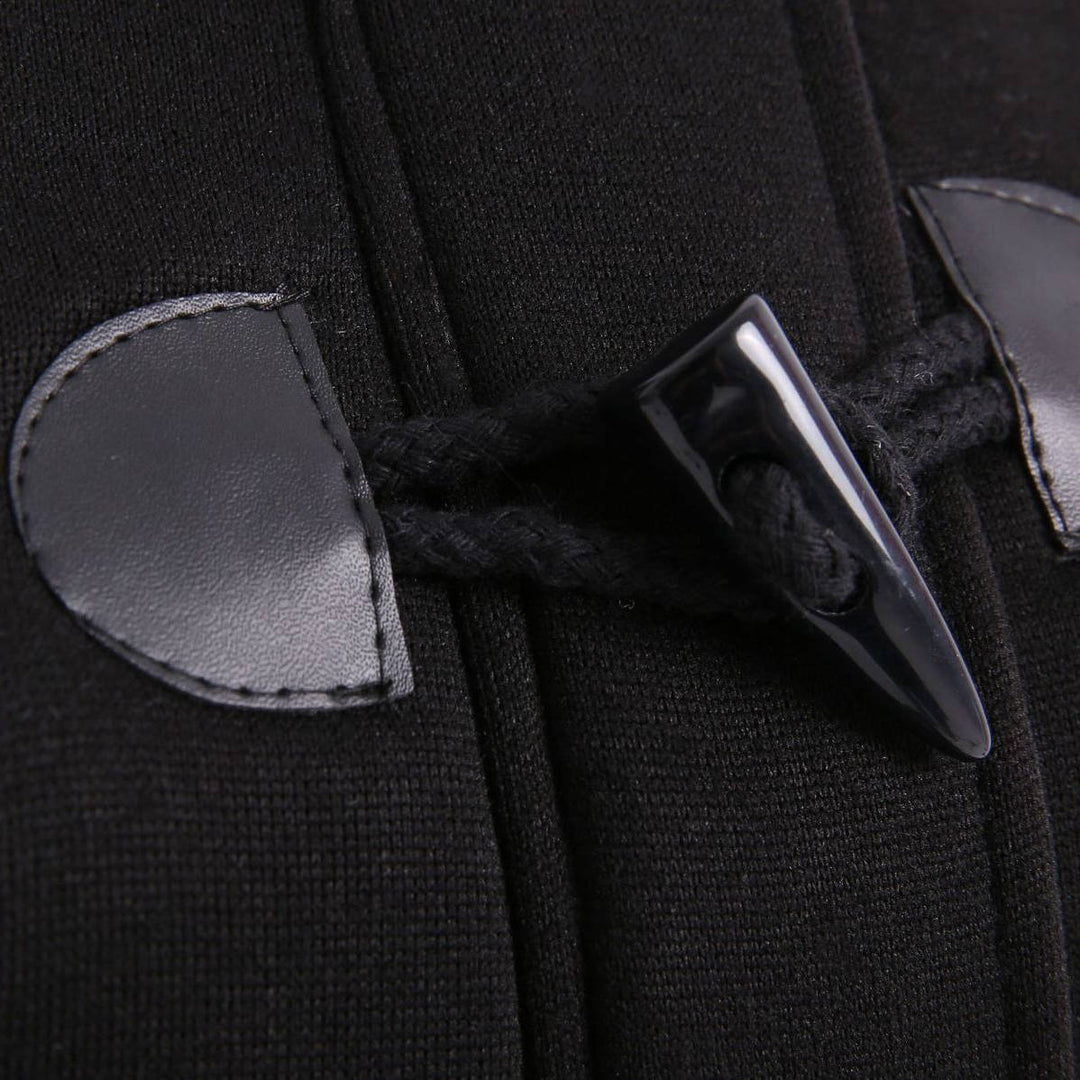 Detailfoto van de hoornknoop met gevlochten koord op de jas