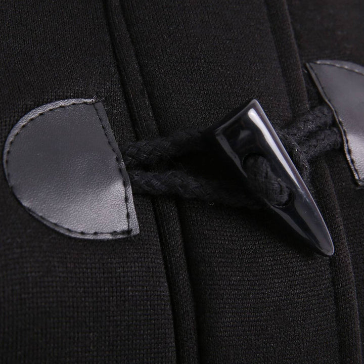 Detailfoto van de hoornknoop met gevlochten koord op de jas