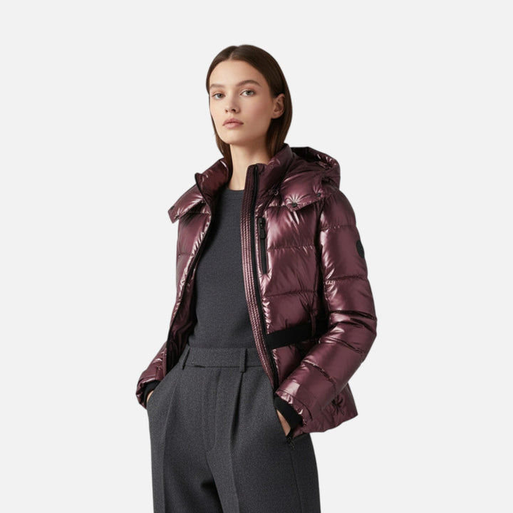 Liselotte metallic bordeaux ski-jas, model draagt jas vooraanzicht