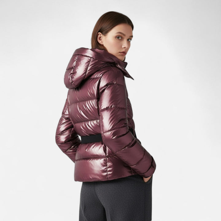 Liselotte metallic bordeaux ski-jas, model draagt jas zijaanzicht
