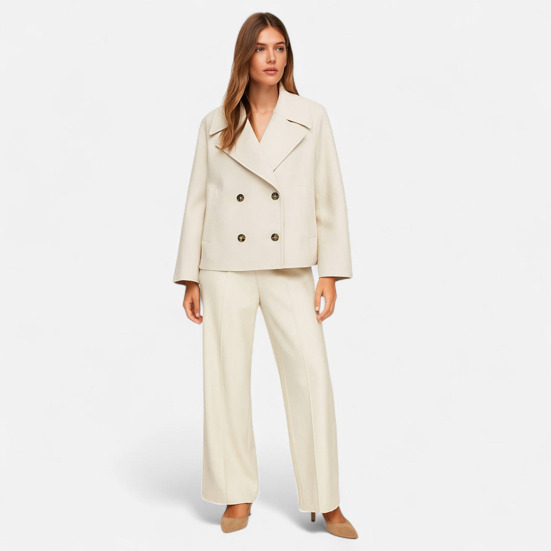 Loïs beige peacoat gedragen door model, close-up look