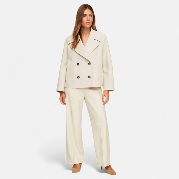 Loïs beige peacoat gedragen door model, close-up look