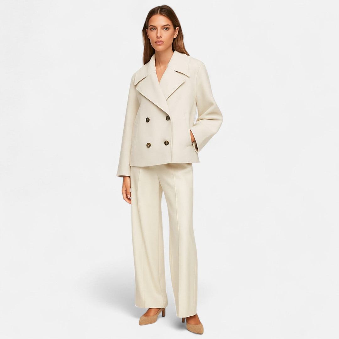 Loïs beige peacoat gedragen door model, volledige look