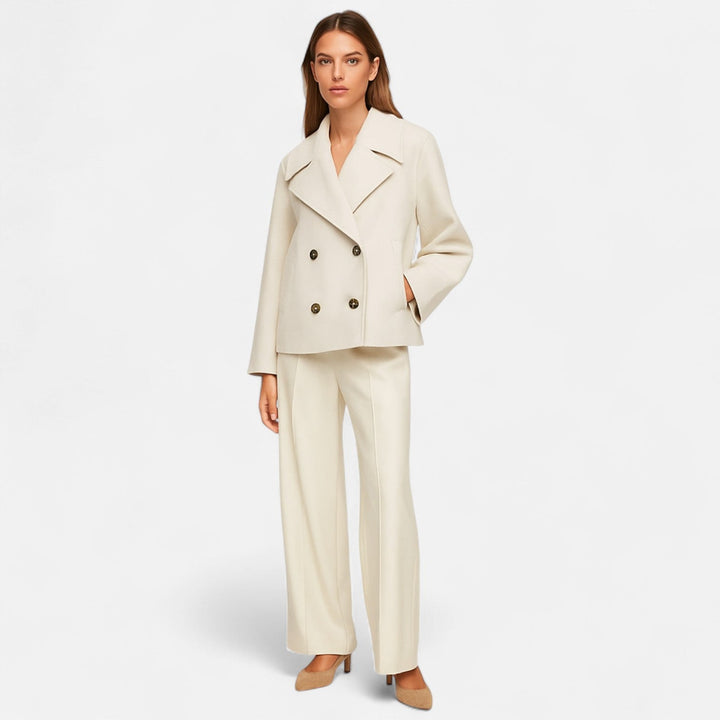 Loïs beige peacoat gedragen door model, volledige look