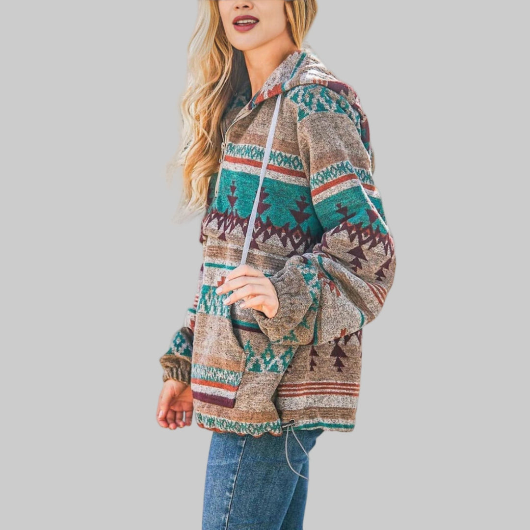Loes Aztec print hoodie met halve rits, zijaanzicht in groentinten