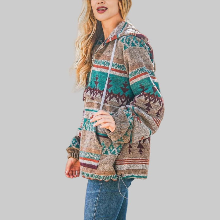 Loes Aztec print hoodie met halve rits, zijaanzicht in groentinten