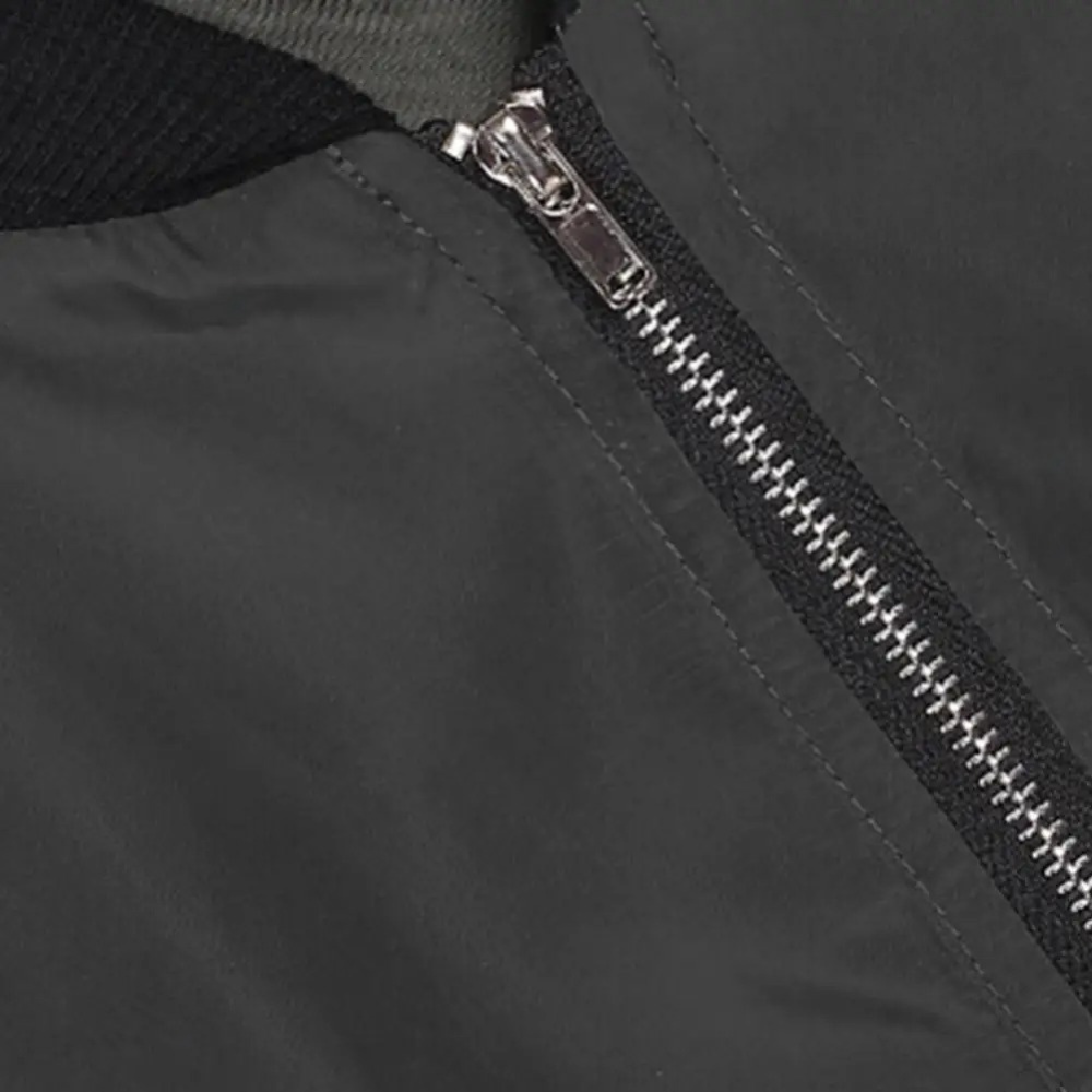 Close-up van de zilveren rits met contrasterende naden