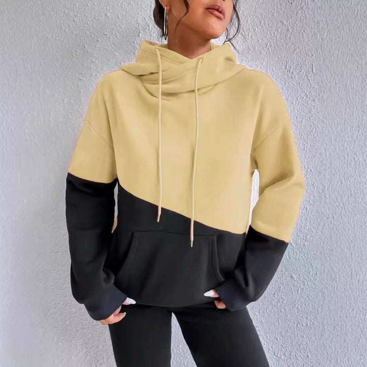 Loes oversized hoodie met hoge kraag, vooraanzicht in beige en zwart