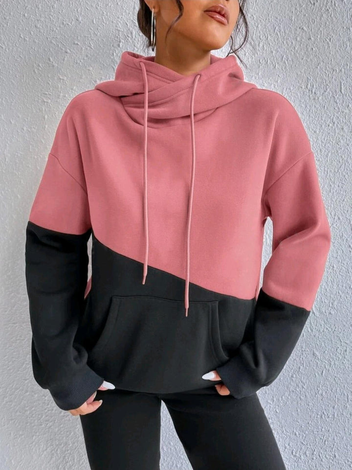 Loes colorblock hoodie in beige en zwart, close-up
