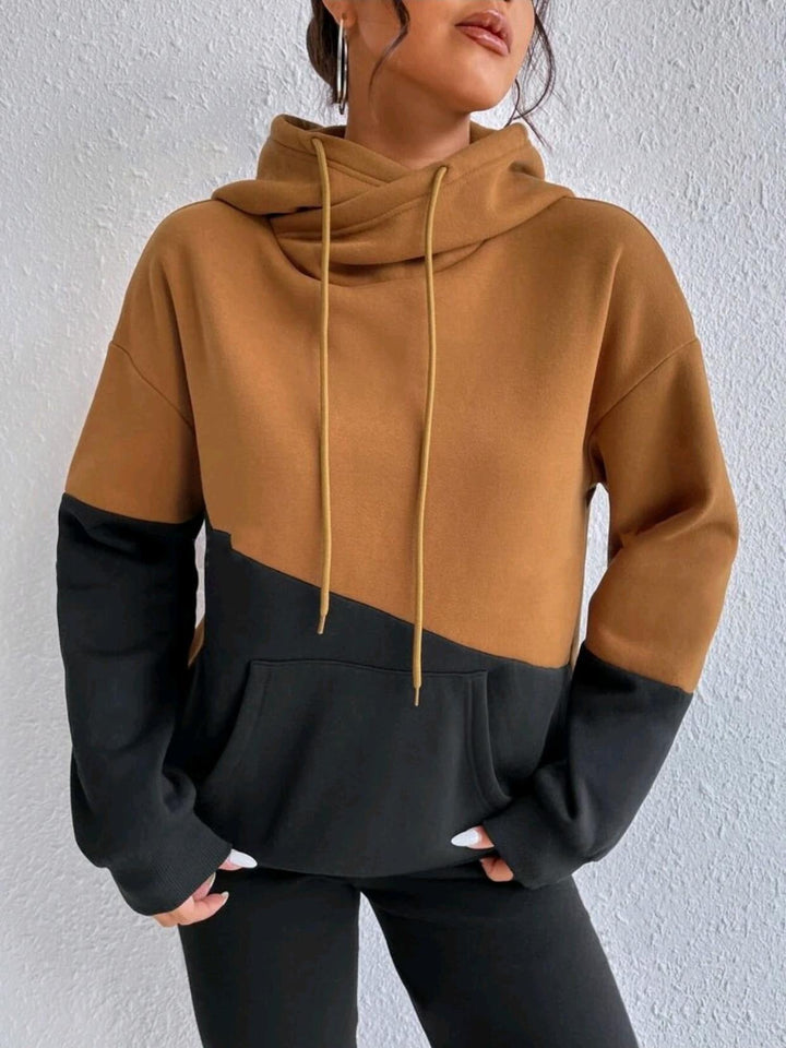 Loes colorblock hoodie met kangoeroezak, close-up in bruin en zwart
