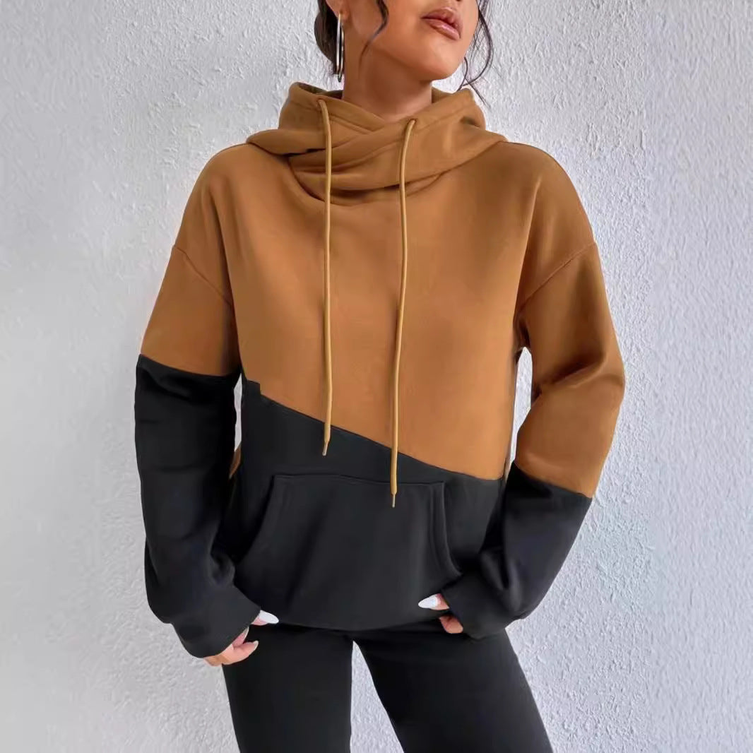 Loes oversized hoodie in bruin en zwart, close-up kraag