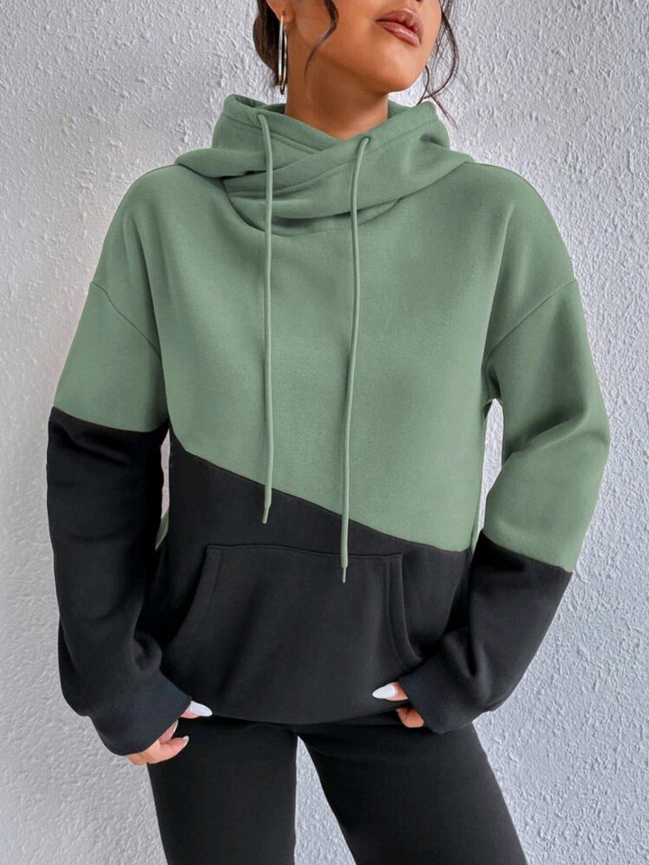 Loes oversized hoodie in blauw en zwart met trekkoord kraag