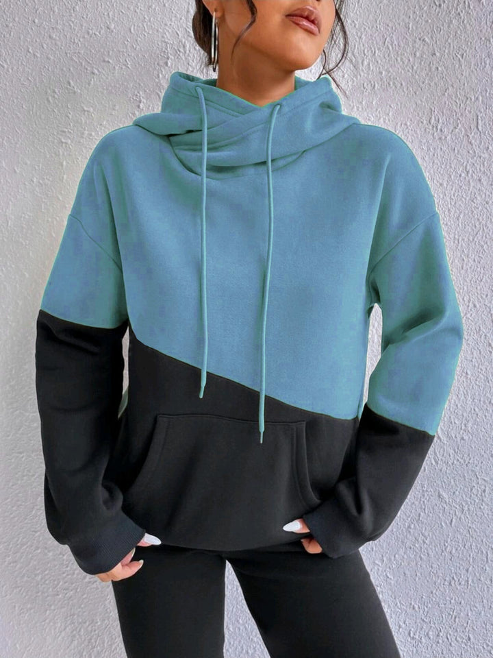 Loes colorblock hoodie in groen en zwart, close-up